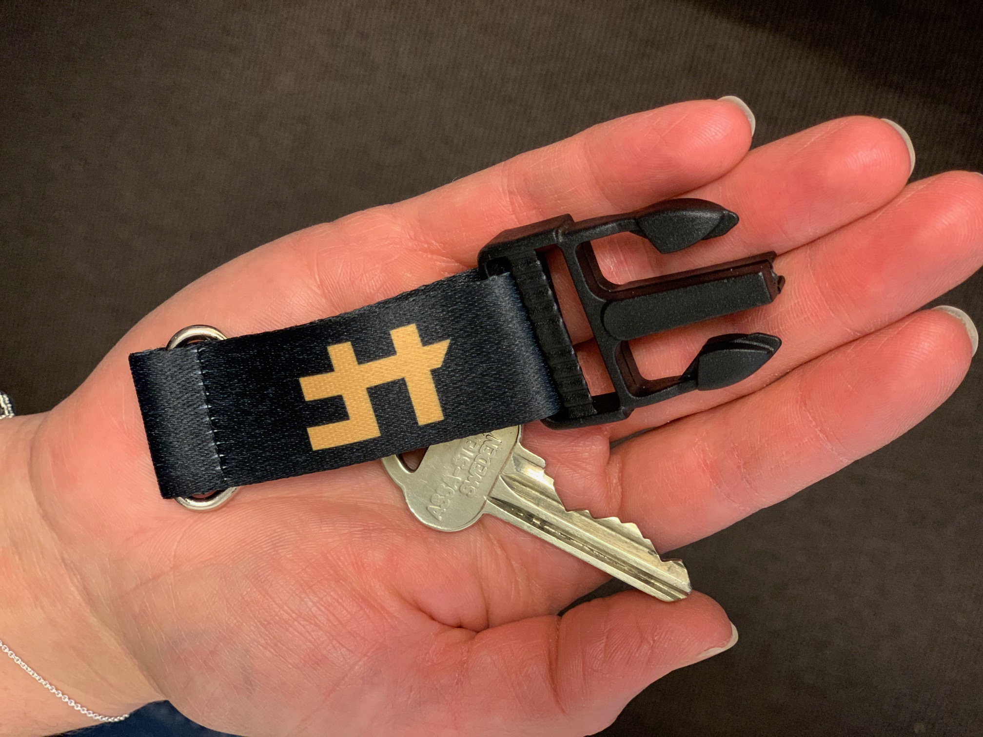 Hand med HF-nyckelband och nyckel