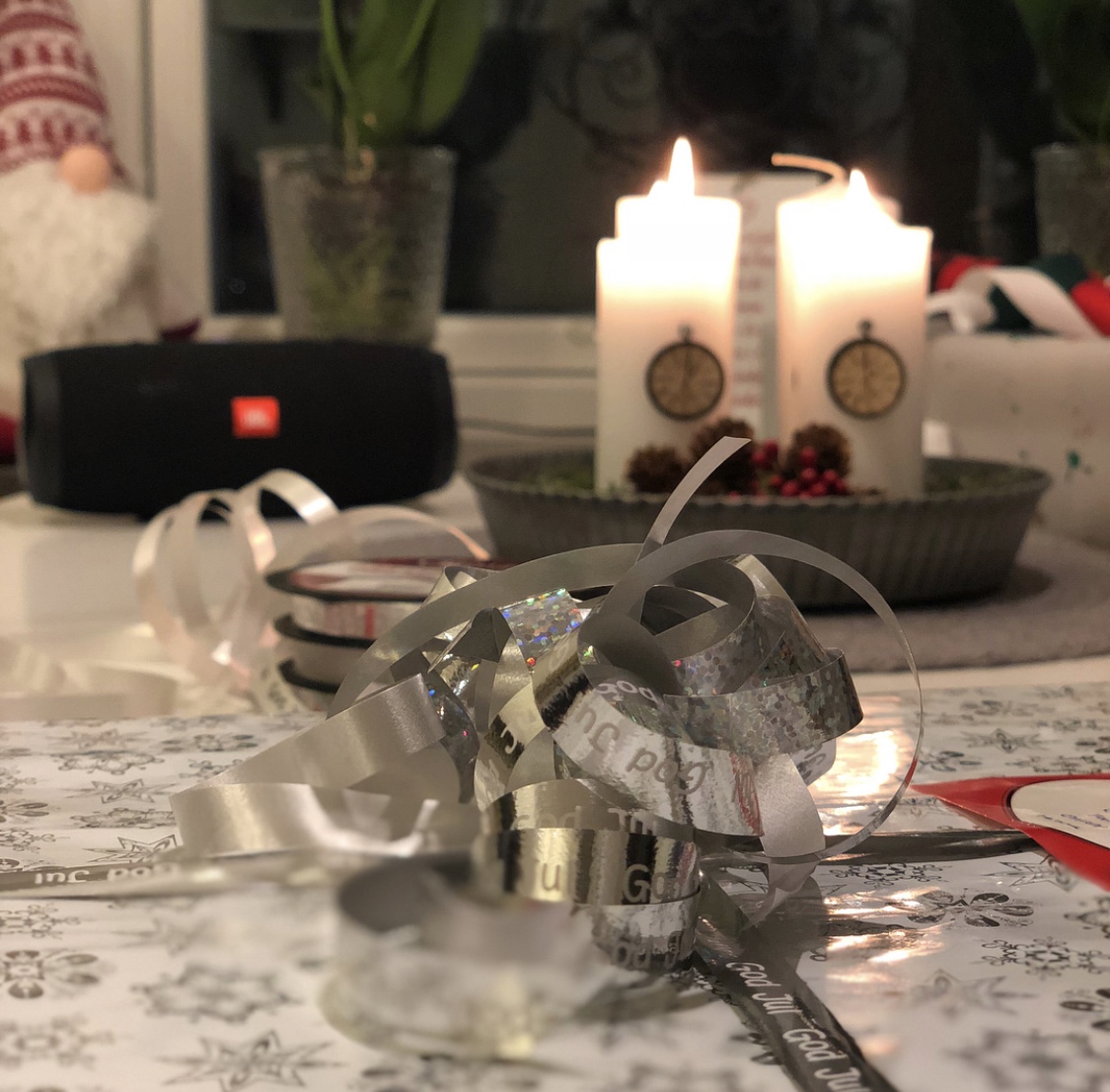 Juldekoration, ljus och en liten tomte